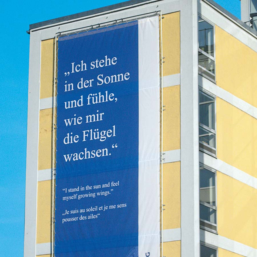 Fassadenwerbung XXL Druck Banner Werbetechnik von RETE Beispiel Universität Freiburg