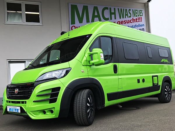 Wohnwagen Wohnmobil Reisemobil mit Folie bekleben Freiburg in Grün foliert Seitenansicht