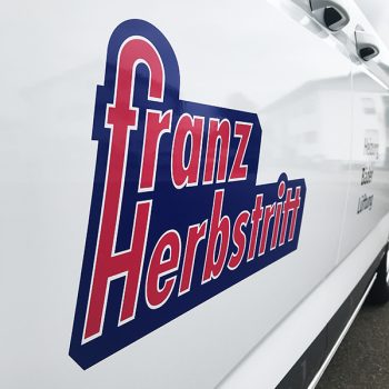 Lieferwagen Folierung in Grün in Freiburg Kastenwagen bekleben von weiß in farbig Firmenfahrzeug